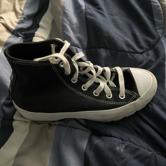 Chuck Taylor Platform Converse - Picture 2 of 3